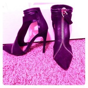 Zipper pointed toe black heel